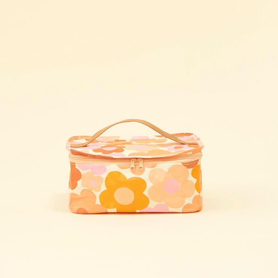 Looking for a lunchbox that won’t clash with your fit? This rich, caramel colourway is the perfect pairing of neutral tones with a pop of colour, easily adding a touch of class to your lunch break while keeping your snacks cool and fresh.